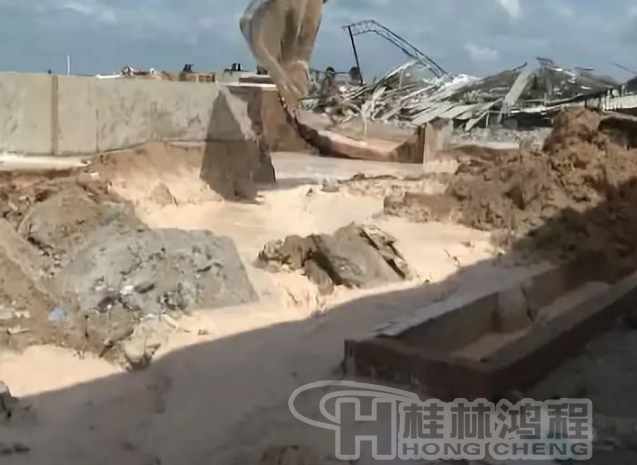 廉江政府鐵腕整治拆除一高嶺土廠，連設(shè)備都砸碎！